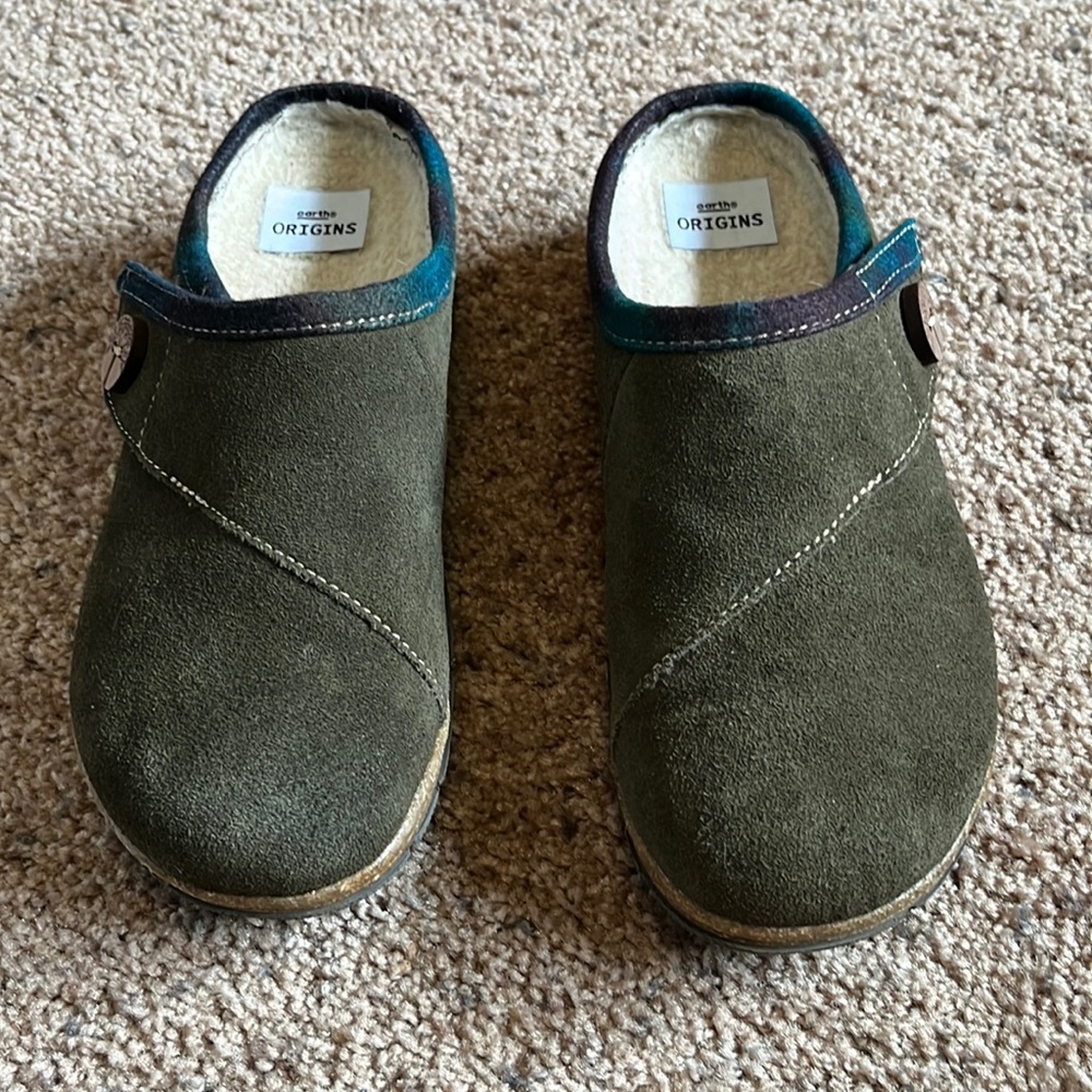 Fuzzy lined clogs